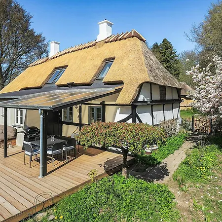 A Thatched Half-timbered House From 1785 別荘 *